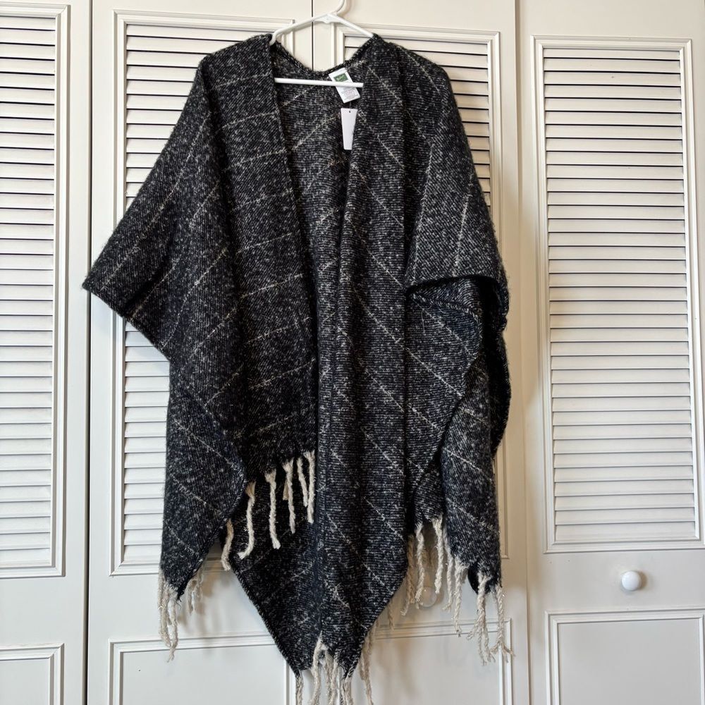 Woolrich NWT Blanket Wrap Poncho Ruana fringe